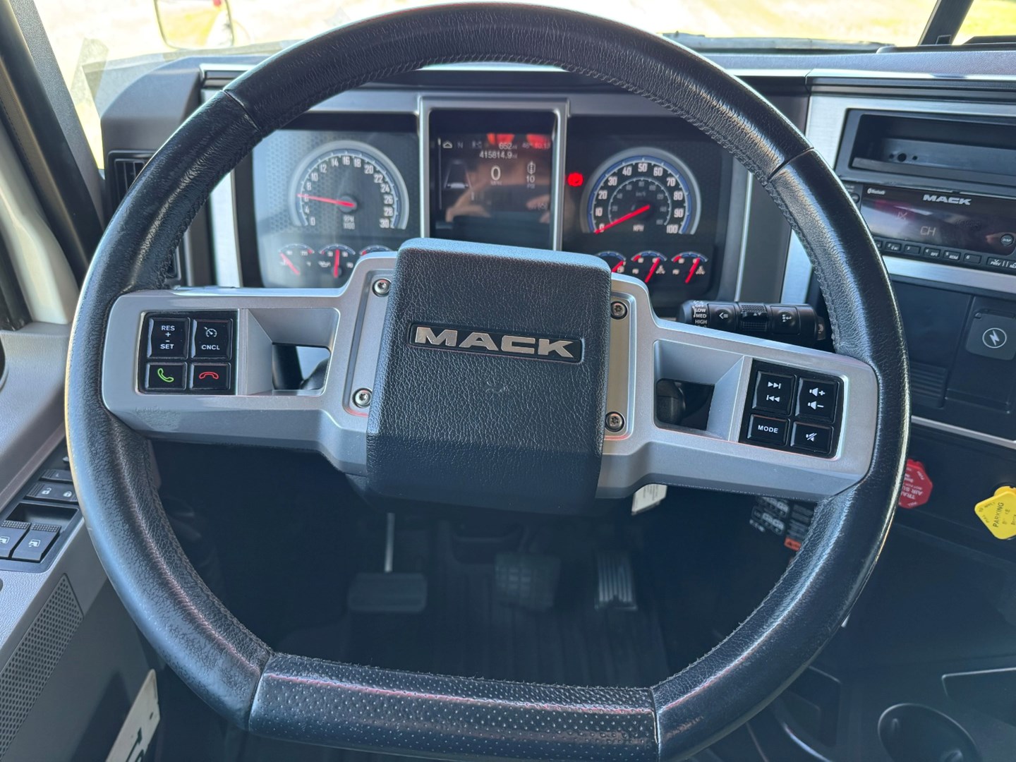 Used 2023 Mack Pinnacle - image 14